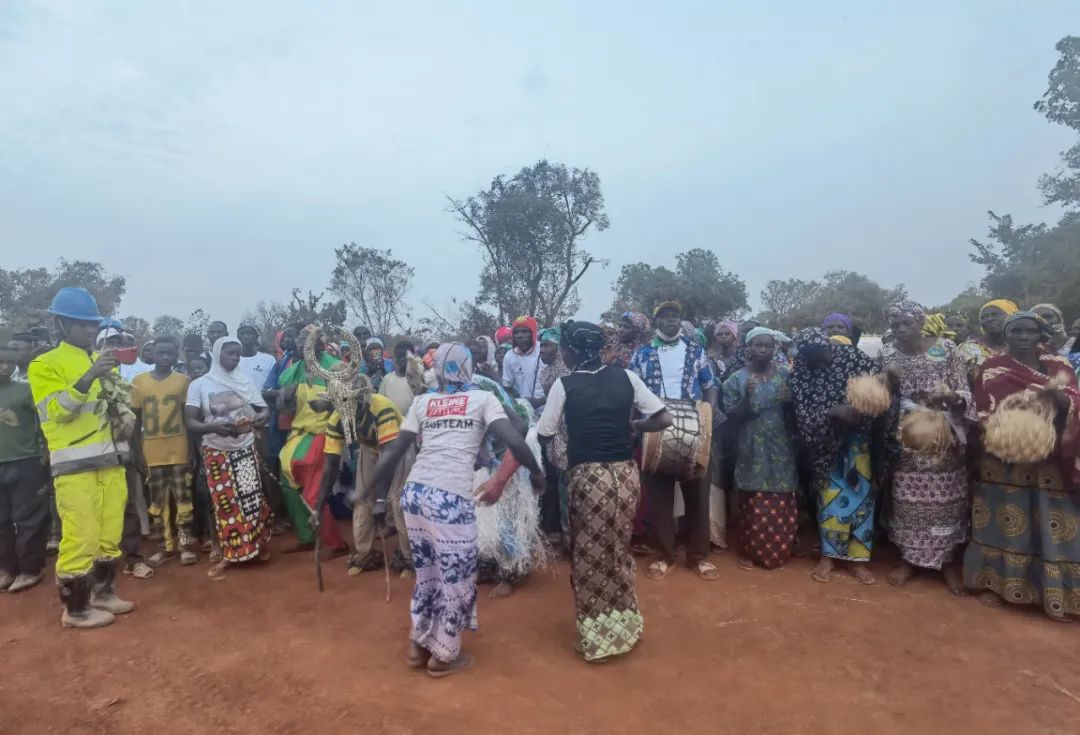 捐贈拖拉機 修建儲水壩 馬里鋰礦項目公司積極支持社區發展4.jpg