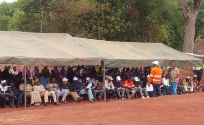 捐贈拖拉機 修建儲水壩 馬里鋰礦項目公司積極支持社區發展1.png