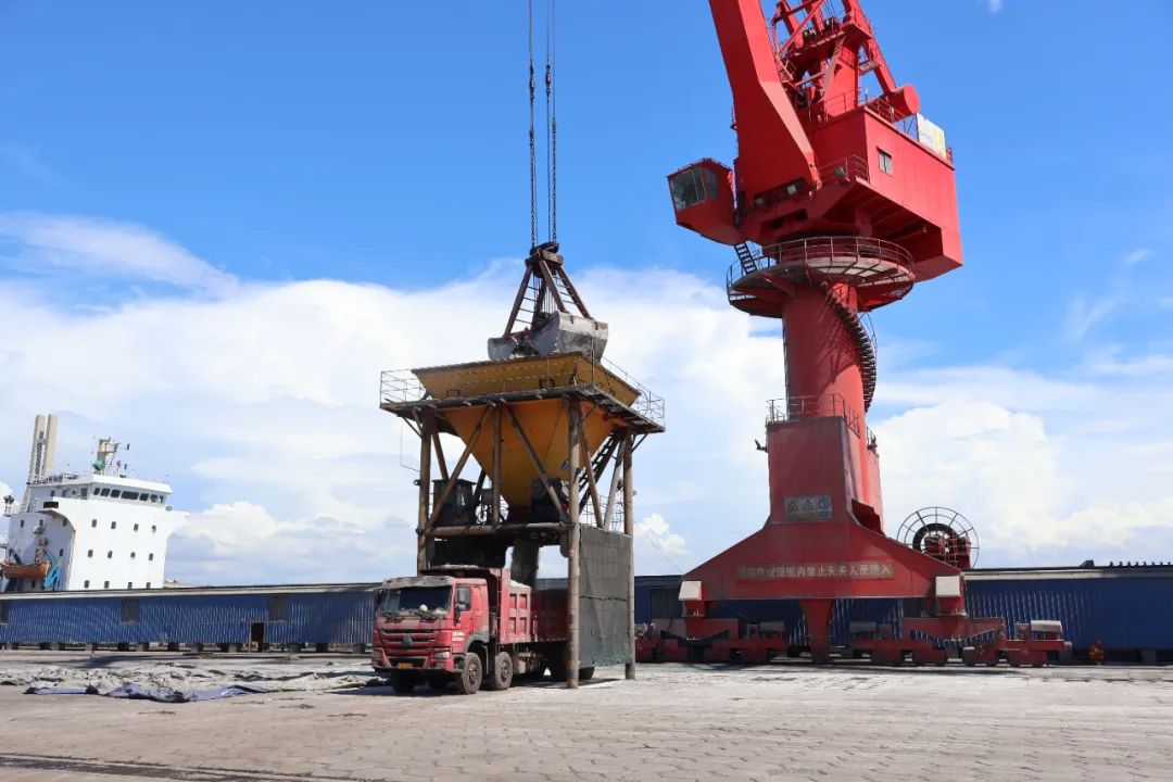 鋰精礦到港 回轉(zhuǎn)窯點火 星之海氫氧化鋰項目建設(shè)進(jìn)入沖刺階段1.jpg