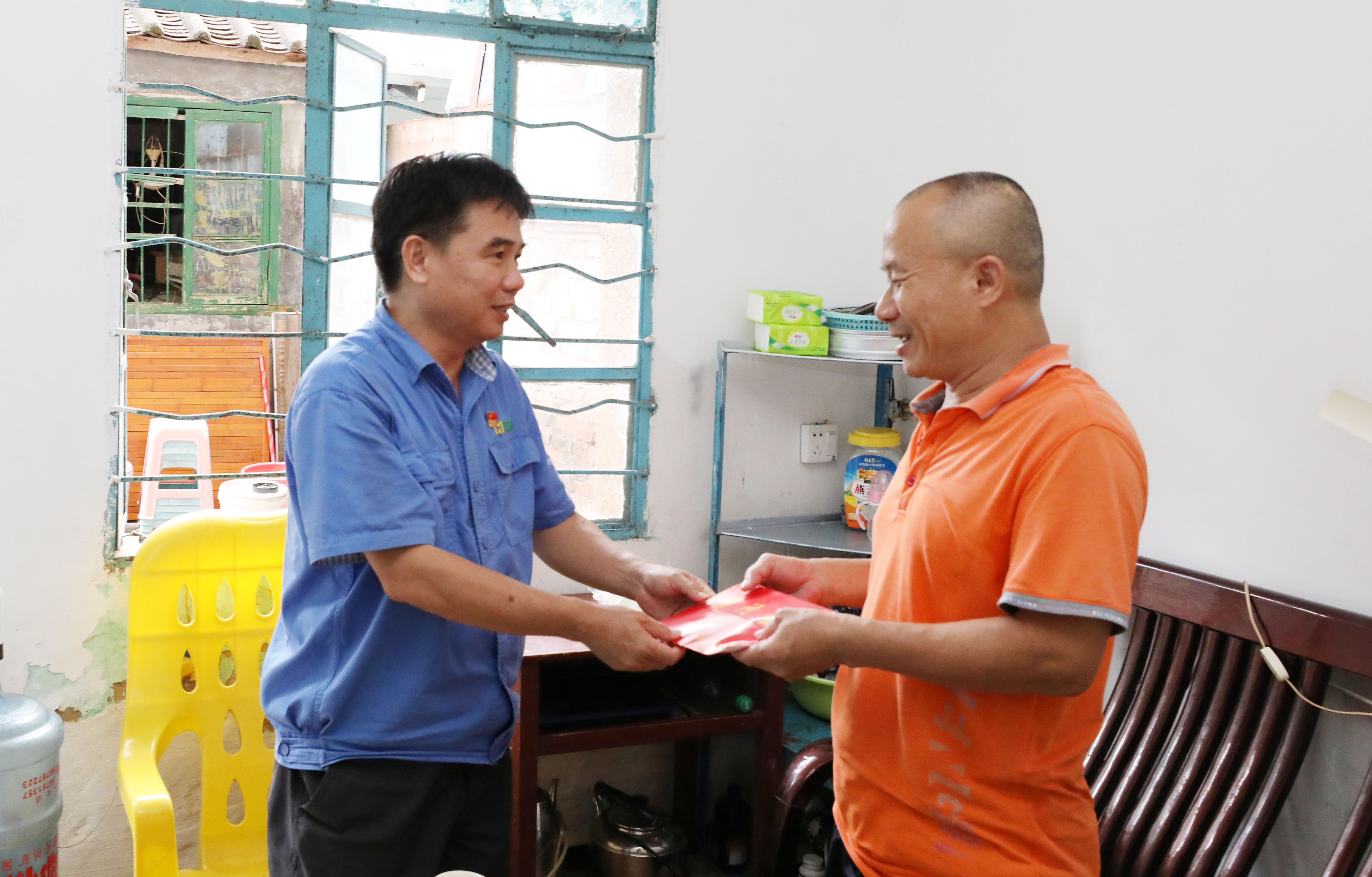 海南礦業(yè)對(duì)困難員工子女開(kāi)展“金秋助學(xué)”慰問(wèn)