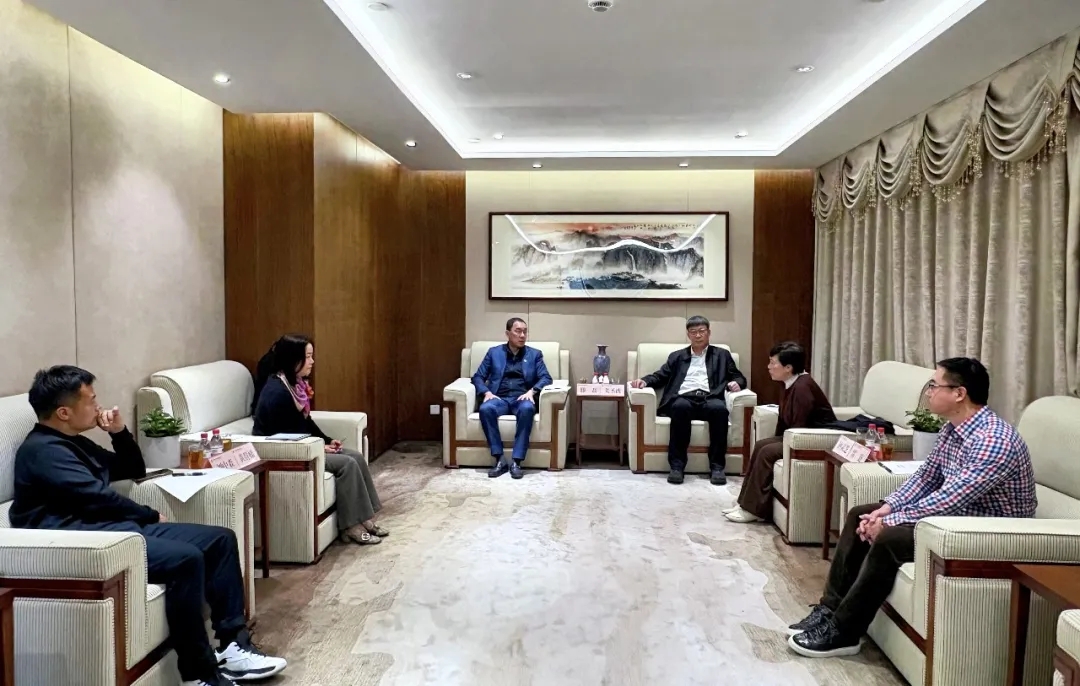 滕磊與中林時代控股有限公司黨委書記、董事長、總經理姜圣波舉行工作座談